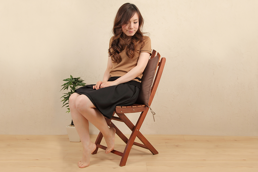 ひも付き小座布団カバーリネン　こげ茶　　椅子に座って背当に使用している写真