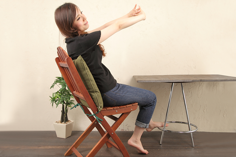 ひも付き小座布団カバーリネン　オリーブ　椅子に座って背当に使用している写真
